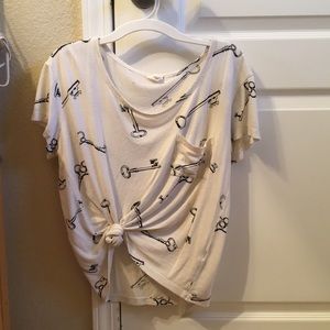 white lose shirt